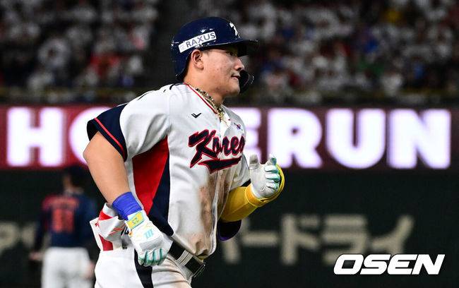 [OSEN=도쿄(일본), 조은정 기자] 국 야구 대표팀이 극적인 무승부를 거두며 한일전 연패를 10연패에서 막았다.&nbsp;한국은 16일 일본 도쿄도 도쿄돔에서 열린 ‘2025 NAVER K-BASEBALL SERIES’ 일본과의 2차전에서 7-7 무승부를 거뒀다. 2연전 시리즈 1무 1패를 기록한&nbsp;한국은 2015년 프리미어12 준결승전 4-3 승리 이후 성인 대표팀 기준(아시안게임 제외) 한일전에서 10연패를 기록했지만 처음으로 무승부를 만드는데 성공했다.8회말 1사에서 대한민국 안현민이 좌중월 솔로 홈런을 치고 그라운드를 돌고 있다. 2025.11.16 /cej@osen.co.kr