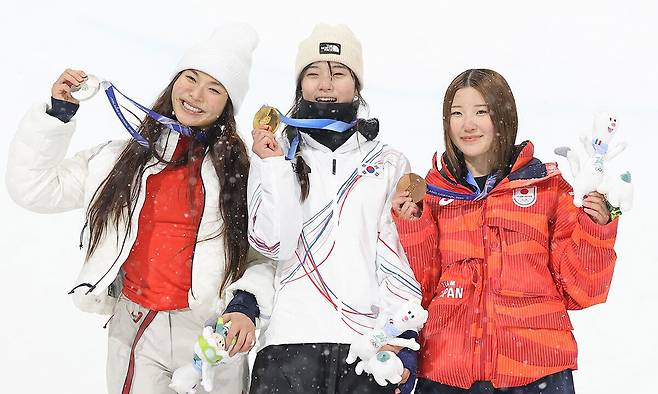 12일(현지시간) 이탈리아 리비뇨 스노파크에서 열린 2026 밀라노·코르티나담페초 동계 올림픽 스키 스노보드 여자 하프파이프 결선에서 90.25점을 획득해 금메달을 획득한 한국 최가온이 은메달을 획득한 미국의 클로이 김, 동메달을 획득한 일본의 오노 미쓰키와 메달을 들어보이고 있다. 연합뉴스