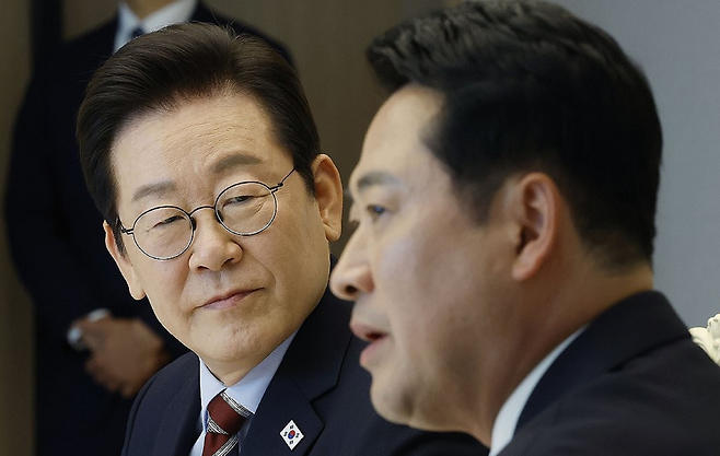 이재명 대통령(왼쪽)이 지난해 9월8일 서울 용산 대통령실에서 여야 지도부 오찬 회동에 참석한 국민의힘 장동혁 대표의 발언을 듣고 있다. 연합뉴스