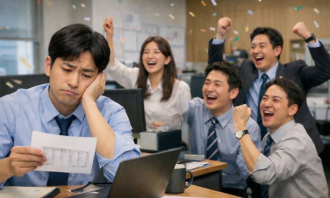 “나만 낮은 건가?” 월급명세서를 보고 있는 직장인. 챗GPT 생성 이미지