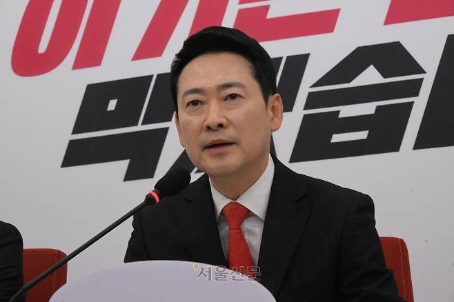 국민의힘 장동혁 대표가 12일 국회에서 이재명 대통령과의 오찬에 불참하는 것과 관련해 입장을 밝히고 있다. 2026.2.12 안주영 전문기자