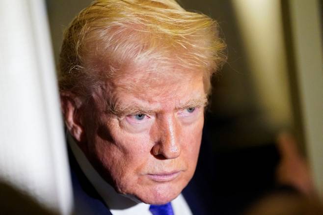 도널드 트럼프 미국 대통령이 16일(현지시간) 전용기 에어포스원 기내에서 기자들과 대화하고 있다. 로이터 연합뉴스