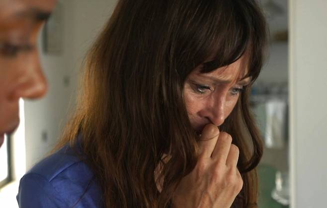 엡스타인 인신매매 피해를 주장하는 줄리엣 브라이언트가 인터뷰 도중 눈물을 보이고 있다. 스카이뉴스 방송 화면 캡처