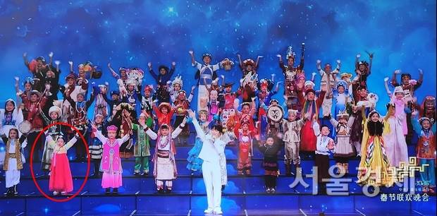 지난 2월 16일 방영된 중국중앙TV의 올해 ‘춘완’의 ‘길량’ 코너에 등장한 한복 입은 아이(동그라미) 모습. 온라인 갈무리