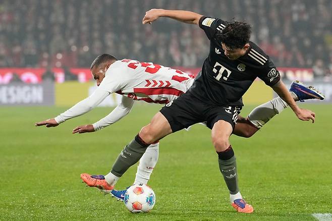 영국 공영방송 BBC는 17일(한국시간) 이적시장 가십란을 통해 “EPL 토트넘과 첼시는 바이에른 뮌헨(독일)의 한국인 센터백 김민재 영입에 관심을 갖고 있다”고 보도했다. 쾰른|AP뉴시스