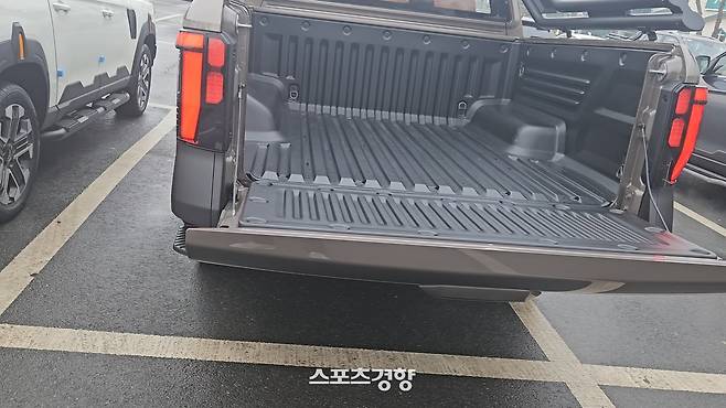 무쏘 픽업 후면부.