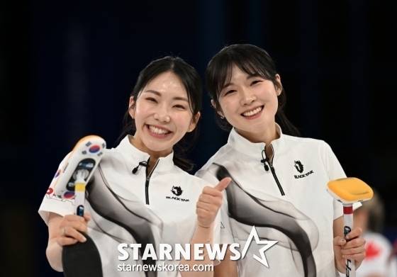 한국 여자 컬링 대표팀 경기도청 김수지(왼쪽)와 설예은이 이탈리아 코르티나담페초의 코르티나 컬링 올림픽 스타디움에서 열린 2026 밀라노·코르티나 동계올림픽 컬링 라운드로빈 3차전에서 영국을 꺾고 환하게 웃고 있다. /로이터=뉴스1