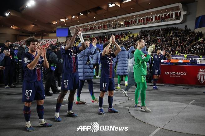 파리 생제르맹 선수들이 18일(한국시간) AS모나코와의 2025~2026 UEFA 챔피언스리그 16강 플레이오프 1차전 승리 이후 팬들에게 인사하고 있다./AFPBBNews=뉴스1
