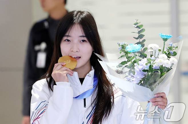 밀라노·코르티나담페초 동계올림픽 스노보드 여자 하프파이프에서 금메달을 차지한 최가온이 지난 16일 인천공항2터미널을 통해 귀국해 포즈를 취하고 있다. /사진=뉴스1