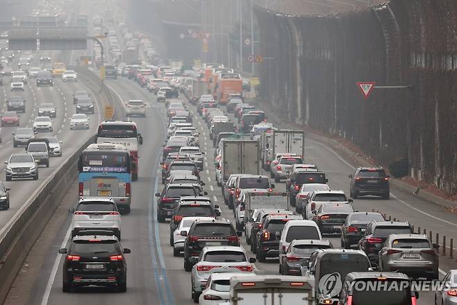 경부고속도로 정체 시작 (서울=연합뉴스) 김성민 기자 = 설 연휴를 앞둔 13일 서울 서초구 잠원IC 인근 경부고속도로 차량 통행이 정체되고 있다. 2026.2.13 ksm7976@yna.co.kr [연합뉴스 자료사진]