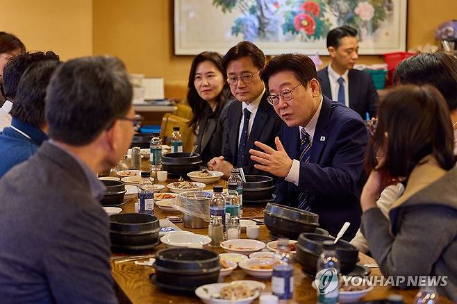 청와대 인근 삼계탕집 찾은 이재명 대통령 (서울=연합뉴스) 이재명 대통령이 12일 청와대 인근 유명 삼계탕집을 찾아 참모진 및 출입 기자들과 함께 오찬을 갖고 있다. 2026.2.12 [청와대 제공. 재판매 및 DB 금지] photo@yna.co.kr