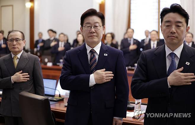 이재명 대통령, 수석보좌관회의 참석 (서울=연합뉴스) 한상균 기자 = 이재명 대통령이 12일 청와대에서 열린 수석보좌관회의에서 국기에 경례하고 있다. 2026.2.12 [청와대통신사진기자단] xyz@yna.co.kr
