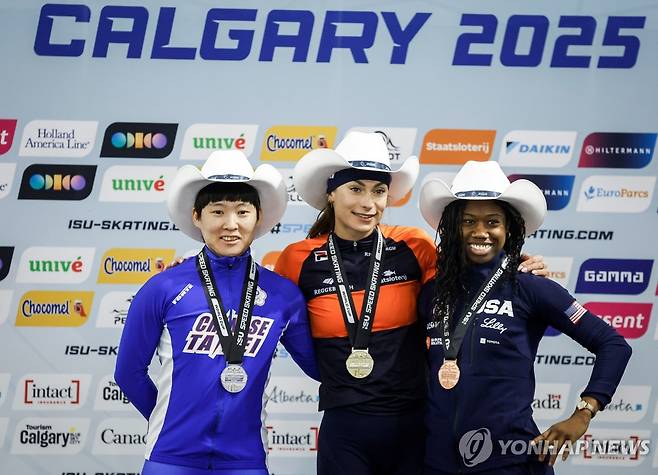 지난해 11월 월드컵 준우승 후 콕, 잭슨과 기념 촬영한 천잉주. [AP=연합뉴스]