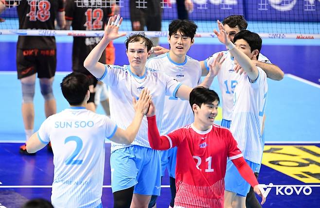 득점 후 기뻐하는 대한항공의 이든(중앙)과 선수들 [한국배구연맹 제공. 재판매 및 DB 금지]