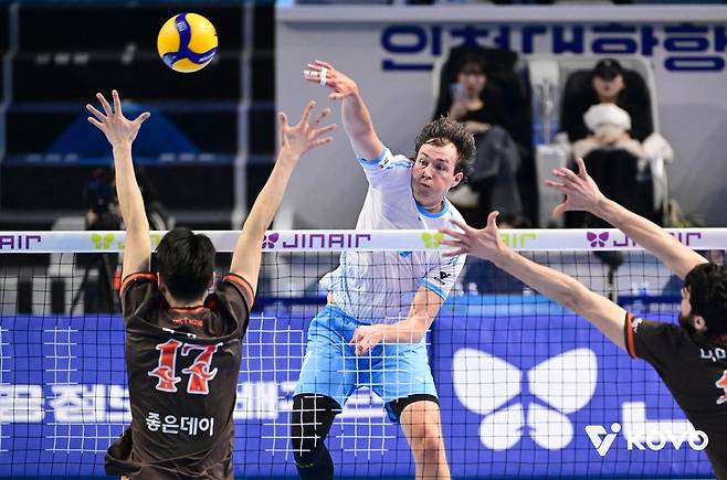 공격하는 대한항공의 이든(중앙) [한국배구연맹 제공. 재판매 및 DB 금지]