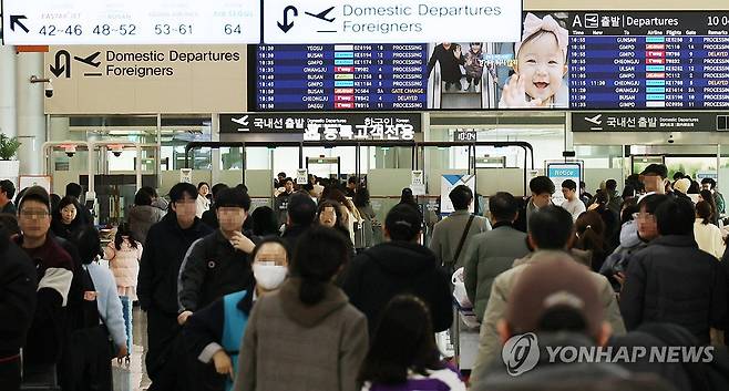 설 마지막 날 붐비는 제주공항 (제주=연합뉴스) 변지철 기자 = 설 연휴 마지막 날인 18일 제주공항 국내선 출발 대합실이 부모, 형제들과 아쉬운 작별 인사를 하고 돌아가는 귀경객과 제주 여행을 마치고 돌아가는 관광객들로 붐비고 있다. 2026.2.18 bjc@yna.co.kr