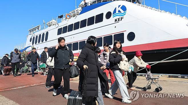 인천항 연안여객터미널 귀경객들 (인천=연합뉴스) 임순석 기자 = 설 연휴 마지막 날인 18일 인천 중구 인천항 연안여객터미널에 도착한 귀경객들이 이동하고 있다. 2026.2.18 soonseok02@yna.co.kr