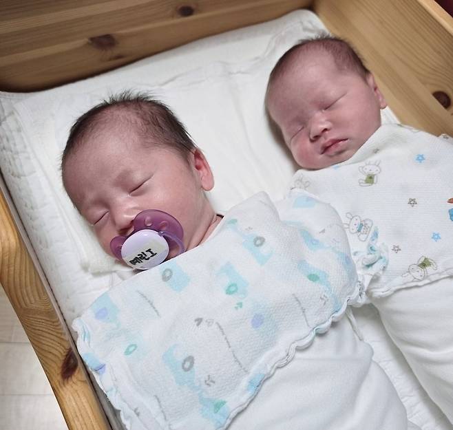 부천소방서 구급대원들이 휴일 야간에 양수가 터진 쌍둥이 산모를 끝까지 포기하지 않고 긴급 이송해, 지난달 26일 건강하게 출산한 쌍둥이의 모습. 사진=부천소방서