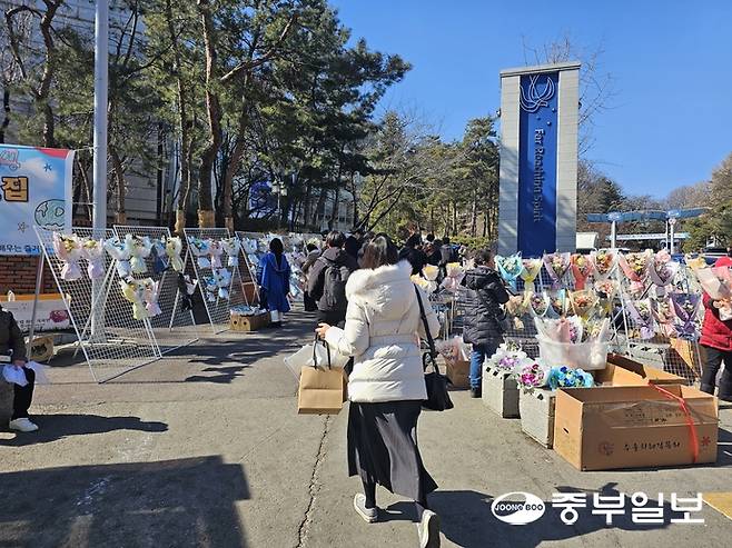19일 오후 부천에 한 대학교 앞에서 상인들이 꽃을 팔고있다. 한바오로기자