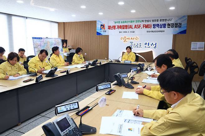 송미령 장관이 지난 13일 경기 안성에서 방역상황을 점검하고 있다. 사진=농식품부 제공.