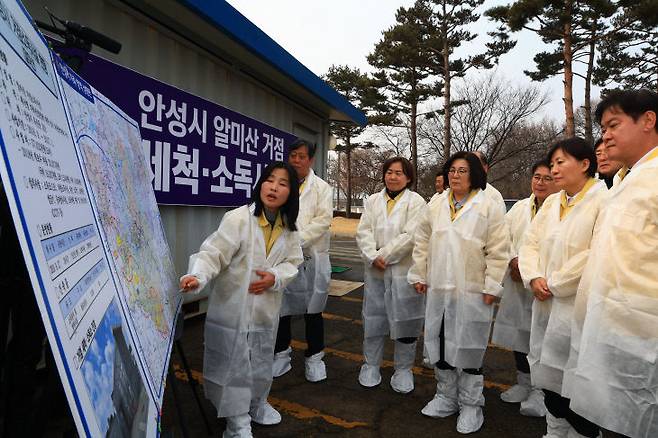 방역 당국이 송미령 장관을 중심으로 긴급 대응에 나서고 있는 모습.