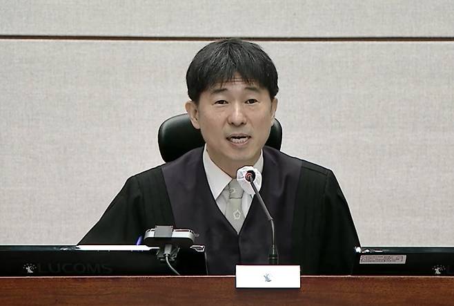 지귀연 판사, 윤석열 내란혐의 재판 진행. 연합뉴스