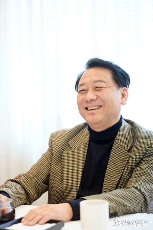 이광재 전 지사가 11일 서울 종로구에서 취재진을 만나 인터뷰하고 있다. 신세희기자