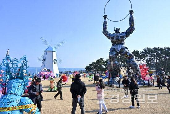 ▲ 울산 울주군 서생면 간절곶 광장에 설치된 정크아트 작품들. 경상일보 자료사진