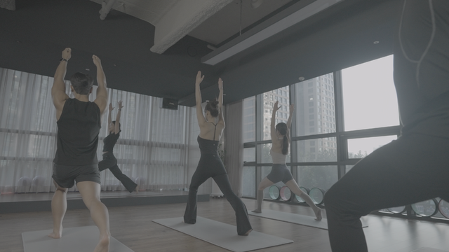 온몸을 활용한 전신운동을 하고 있다(헬스클럽 '옐로우 짐' 제공)