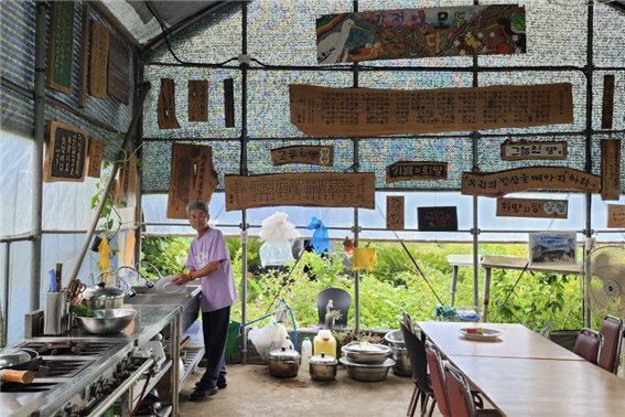 제주해군기지 준공 이전에도 이후에도 강정평화운동의 밥과 할망물식당을 책임지고 있는 종환삼촌.