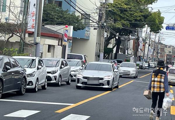 제주시가 점심시간 전후 3시간 동안 도로변 불법 주.정차 단속을 유예하는 지침의 연장을 다시 행정예고하면서 논란이 이어지고 있다.&nbsp; 사진은 제주시청 인근돌 모습.&nbsp;