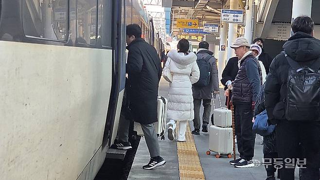 18일 오전 9시20분 광주송정역세서 용산행 KTX에 시민들이 몸을 싣고 있다. 김종찬기자 jck41511@mdilbo.com