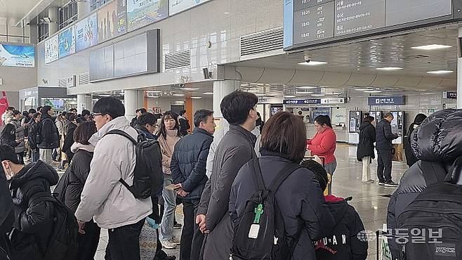 18일 오전 9시께 광주송정역 대합실에서 시민들이 열차 도착 시간을 보고 있다.김종찬기자 jck41511@mdilbo.com