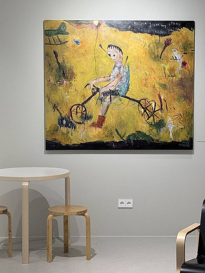 아르텍의 무민 컬렉션 스툴과 매칭된 윤상하의 작품.