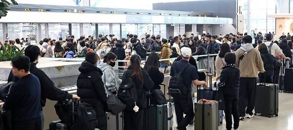 설 연휴를 앞둔 지난 13일 인천국제공항 제2여객터미널 출국장에서 이용객들이 탑승수속을 위해 줄을 서고 있다. [출처=연합뉴스]