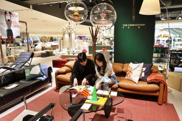 고객이 서울 중구 롯데백화점 본점 8층 더콘란샵에서 소개 책자를 보고 있다 사진롯데백화점