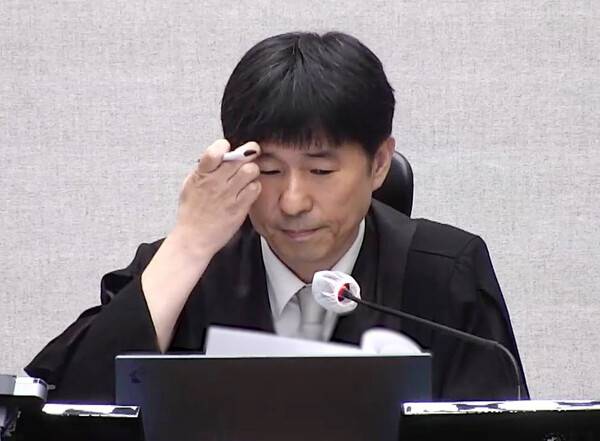 서울중앙지법 형사합의25부 지귀연 부장판사가 19일 서초구 서울중앙지방법원에서 열린 12·3 비상계엄 관련&nbsp;윤석열&nbsp;전 대통령의 내란 우두머리 혐의 1심 판결 선고 주문을 낭독하고 있다.이날 서울중앙지법 형사합의25부(지귀연 부장판사)는 윤 전 대통령에게 무기징역을 선고했다. 2026.2.19 [서울중앙지법 제공] 연합뉴스