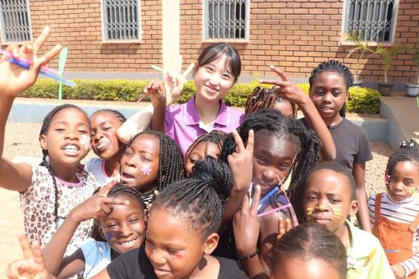 강서희 말라위 단원이 현지 아이들과 미술 수업 활동 후 사진을 찍고 있다. 현지 청소년들을 위한 봉사 활동 공로로 강서희 단원은 말라위 청소년부 장관상을 수상했다.&nbsp;ⓒ국제청소년연합