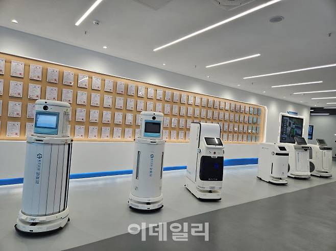 [이데일리 이명철 특파원]중국 광저우 사이터 본사에 청소 로봇 모델들이 전시돼있다.