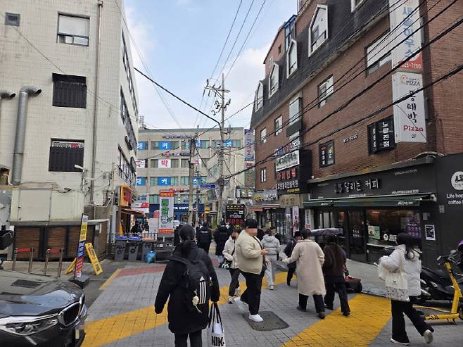 지난 11일 오후 서울 동작구 노량진 일대의 모습이다. 학원에서 나온 수험생들로 거리 곳곳이 북적이고 있었다. (사진=염정인 기자)