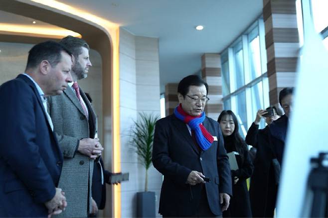 지난 11일 하남시를 방문한 에릭 트럼프 트럼프그룹 총괄 부사장에게 이현재 하남시장이 'K-컬처 콤플렉스' 사업을 브리핑하고 있다.(사진=하남시)