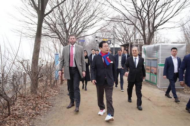 지난 11일 하남시를 방문한 에릭 트럼프 트럼프그룹 총괄 부사장에과 이현재 하남시장이 'K-컬처 콤프렉스' 사업부지 인근인 미사한강모랫길을 걷고 있다.(사진=하남시)