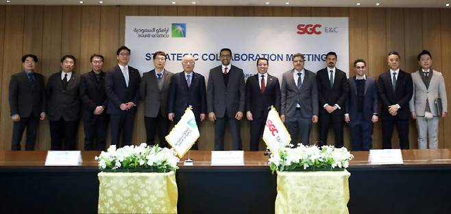 지난달 28일 아람코 조달 및 공급망 관리 수석부사장이 서울 SGC E&C 본사를 방문해 전략적 협력에 대해 논의했다. 사진 왼쪽 다섯번째부터 SGC E&C의 이창모 사장, 안찬규 부회장과 아람코의 술라이만 알 루바이안 수석 부사장.(사진=SGC E&C)