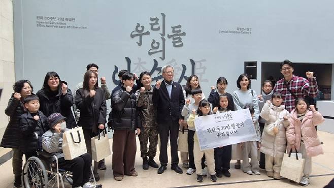 유홍준 국립중앙박물관장이 19일 서울 용산구 국립중앙박물관에서 '우리들의 이순신' 전 관람객들과 기념 촬영을 하고 있다. (사진=손의연 기자)