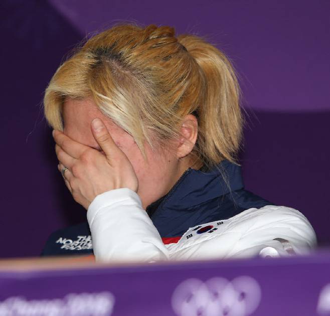 2018평창동계올림픽대회에 출전 중인 스피드스케이팅 국가대표 김보름 선수가 20일 오후 강원 강릉시 스피드스케이팅경기장 지하 2층 기자회견장에서 전날 끝난 팀추월 예선 결과 후 일어난 선수들 간 불협화음 논란에 대한 입장을 밝히는 자리에서 눈물을 떨구고 있다. (사진=뉴시스)