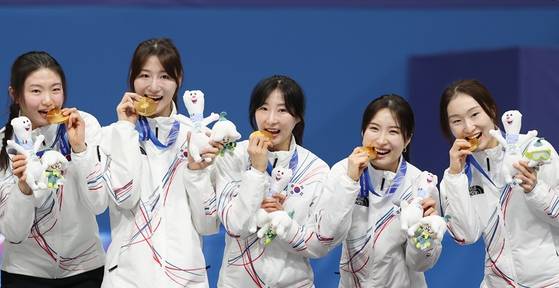 18일(현지시간) 이탈리아 밀라노 아이스스케이팅 아레나에서 열린 2026 밀라노-코르티나담페초 동계올림픽 쇼트트랙 여자 3000m 계주 결승에서 금메달을 따낸 한국 선수들이 메달을 목에 걸고 포즈를 취하고 있다. 〈사진=연합뉴스〉