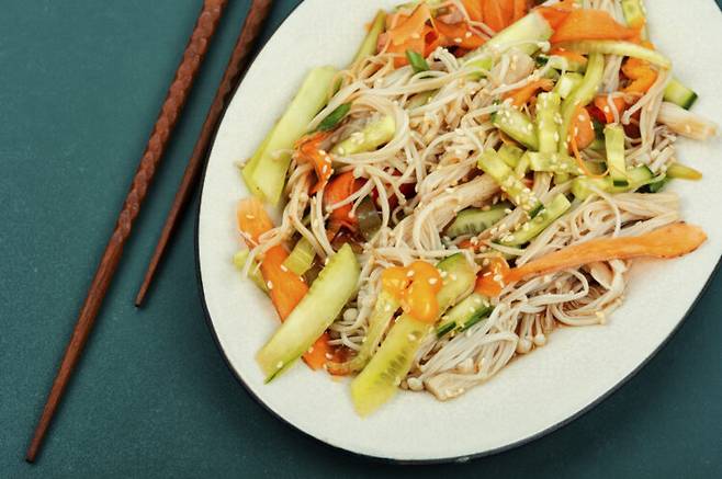 팽이버섯과 각종 채소가 듬뿍 들어간 볶음 요리. 사진=클립아트코리