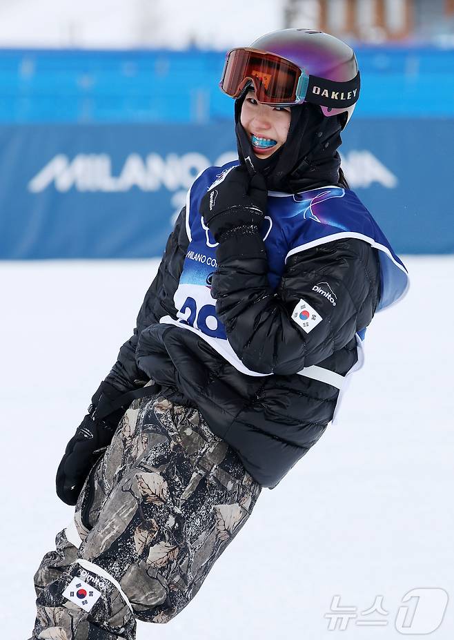 스노보드 유승은이 18일(현지시간) 이탈리아 리비뇨 스노파크에서 열린 2026 밀라노·코르티나담페초 동계올림픽 스노보드 여자 슬로프스타일 3차 결선을 마친 뒤 미소를 짓고 있다. 유승은은 최종 34.18점을 기록, 결선 출전 12명 중 최하위에 머물며 멀티 메달 도전에 실패했다. 2026.2.18 ⓒ 뉴스1 김진환 기자