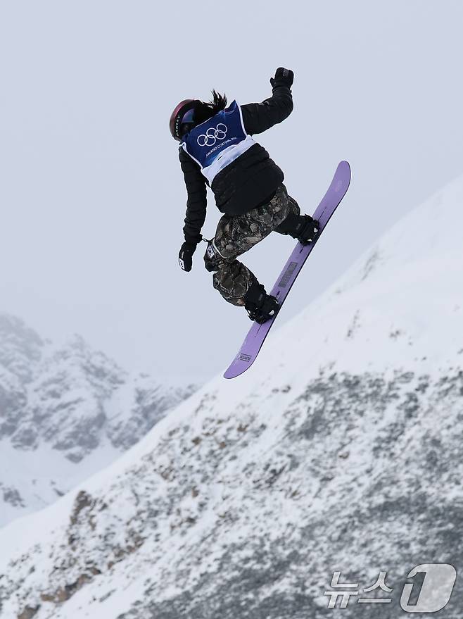 스노보드 유승은이 18일(현지시간) 이탈리아 리비뇨 스노파크에서 열린 2026 밀라노·코르티나담페초 동계올림픽 스노보드 여자 슬로프스타일 결선에 출전해 경기를 펼치고 있다. 2026.2.18 ⓒ 뉴스1 김진환 기자