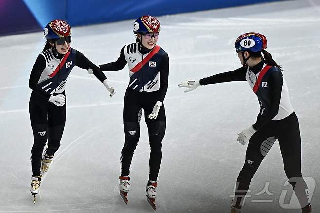 한국이 쇼트트랙 여자 3000m 계주에서 금메달을 목에 걸었다. ⓒ AFP=뉴스1